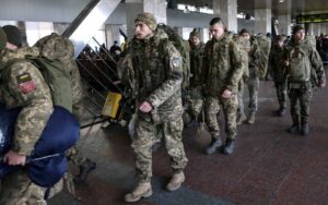 Ukrainian soldiers walk at Kyiv central train station, Ukraine, February 25, 2022 (Photo: Reuters/Umit Bektas)
