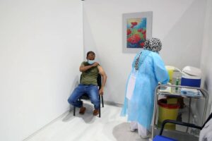 A medical worker prepares a dose of COVID-19 vaccine for a recipient at a vaccination center in Tripoli, Libya, Aug. 11, 2021. (Photo: Hamza Turkia/Xinhua)