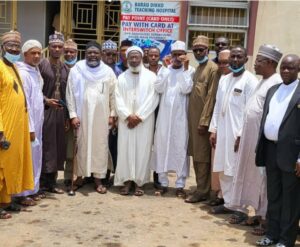 Sheikh Gumi and members of his delegation with staff of Barau Dikko Hospital, Kaduna