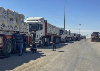 Israel is criticized after it bars Gaza aid to pressure Hamas to accept a new ceasefire proposal