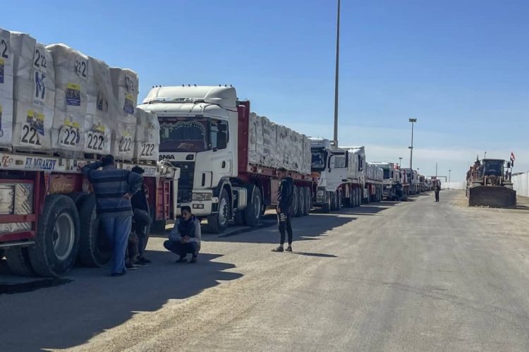 Israel is criticized after it bars Gaza aid to pressure Hamas to accept a new ceasefire proposal