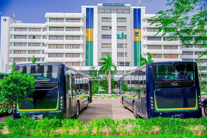 Federal agencies donate gas-powered buses to Police Force for operations